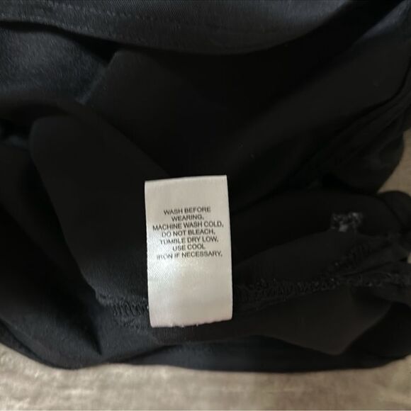 MEDCOUTURE L Touch Black Short Sleeve One Pocket V-Neck Scrub Top - Picture 13 of 15